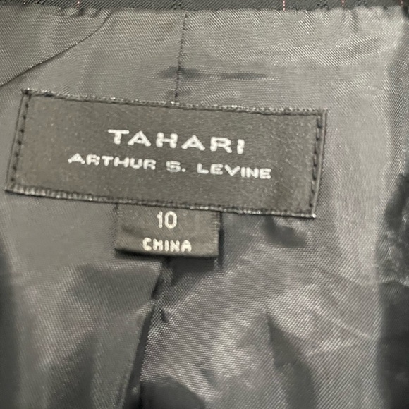 Tahari Arthur Levine women’s size 10 shawl Coaller black pin striped two buttons - Picture 4 of 4